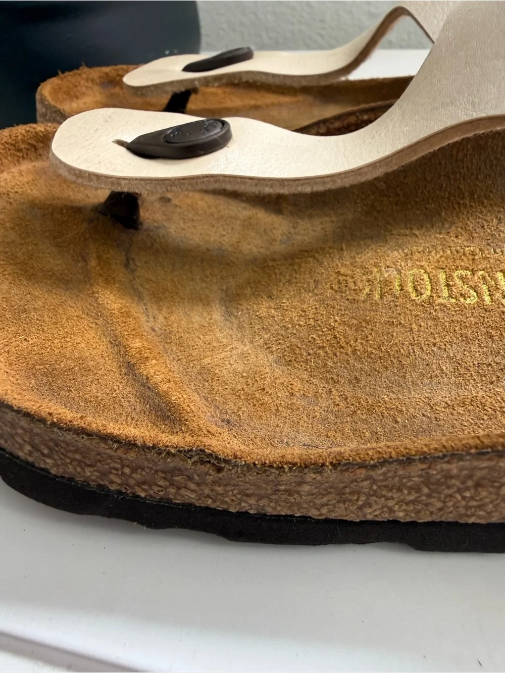 Birkenstock Gizeh women size 7 sandals White T-Strip Toe Post Sandals